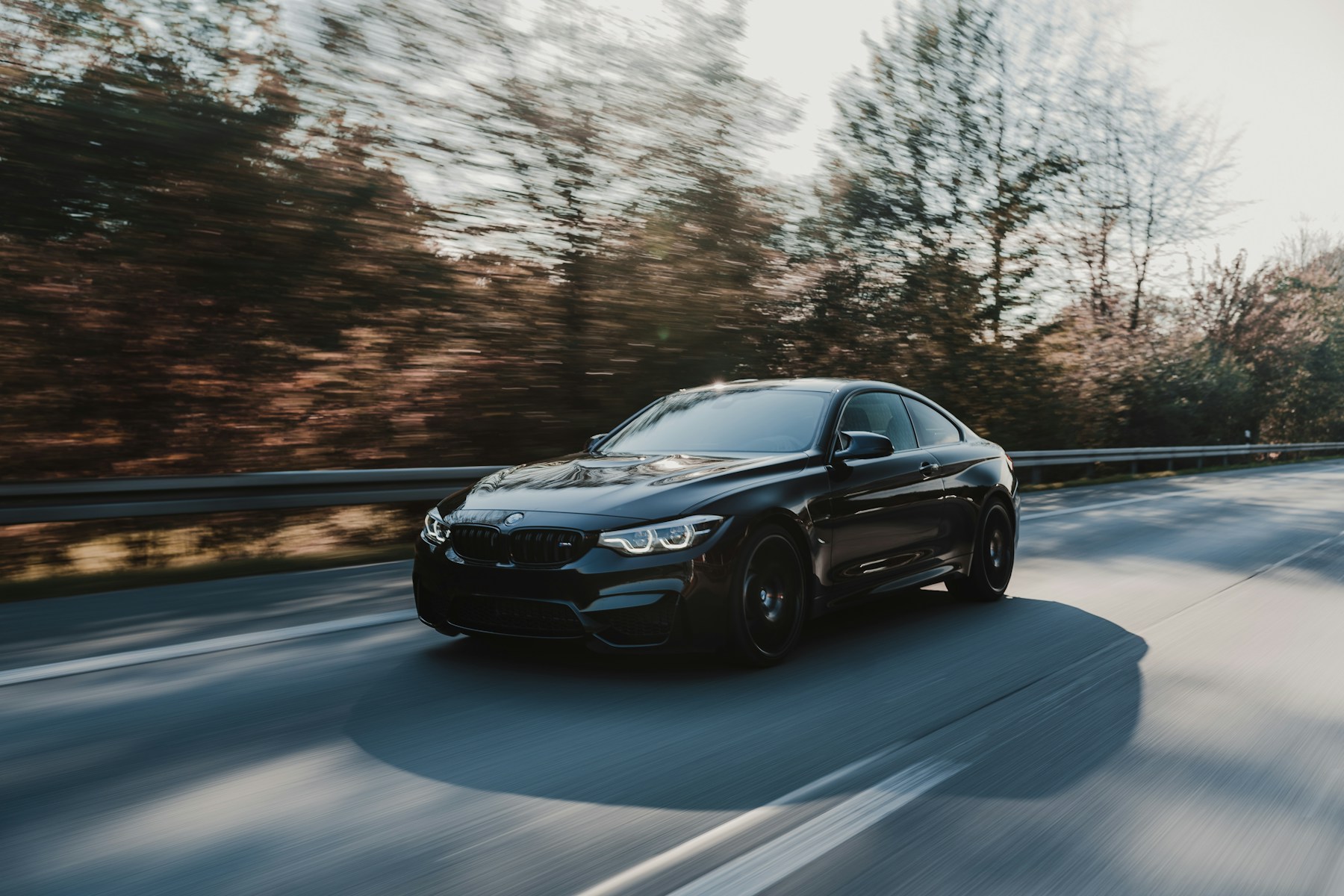 Černé BMW na silnici – ilustrační fotografie